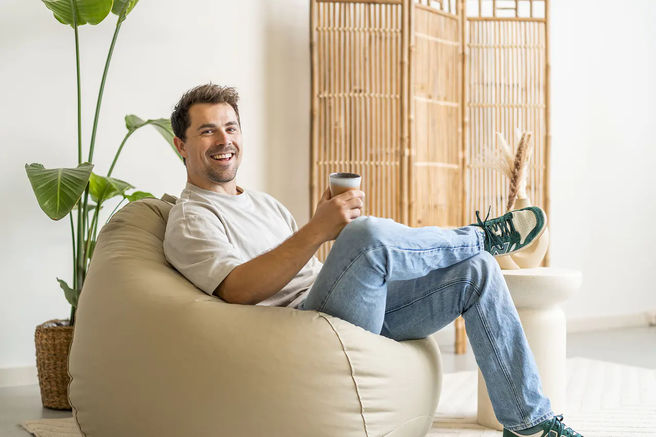 Man lacht in beige zitzak