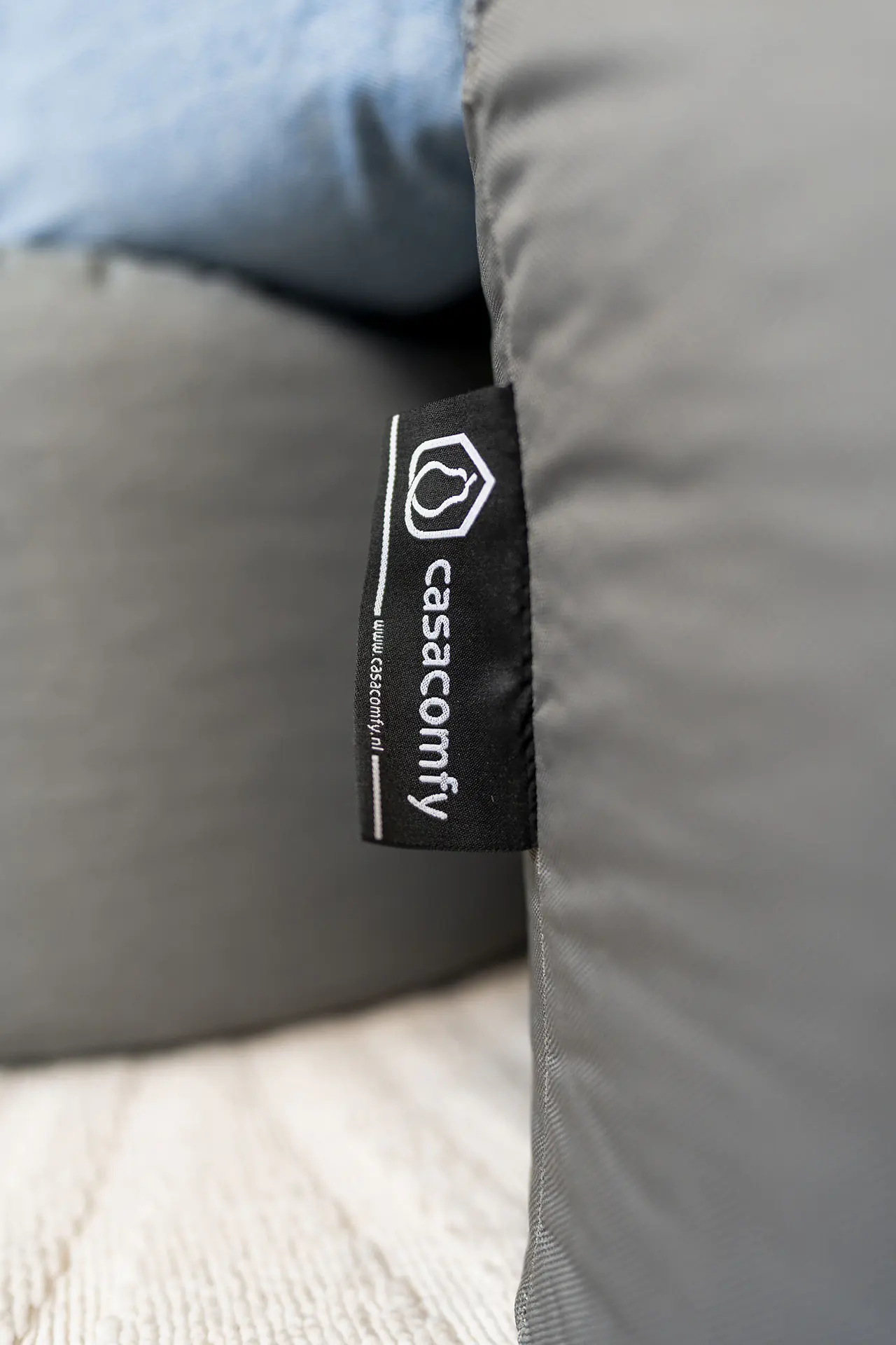 Detail van het Casacomfy label op een grijze zitzak